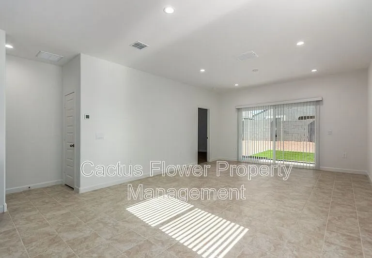 2037 W Shelly Ave — Photo 9