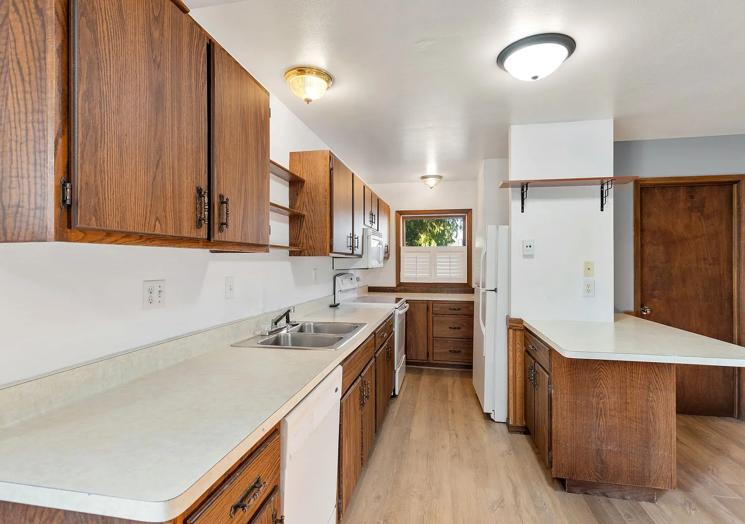 3 Bedroom Menasha House — Photo 2