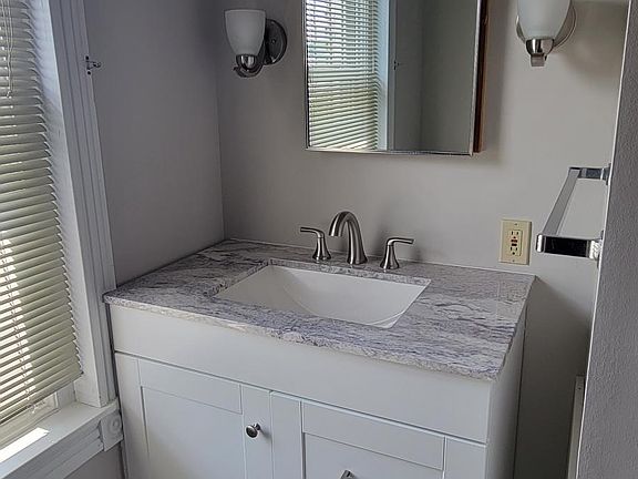 4th image of 111 E Vine St APT 2