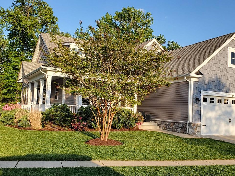 Exterior - Yard Fully Maintained by HOA which is included in rent.
