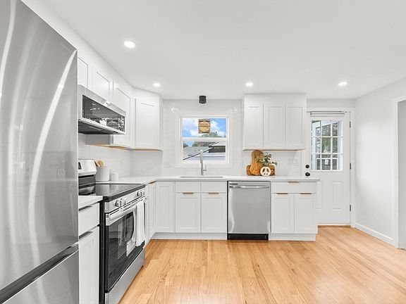 5th image of 67 Hillsboro St
