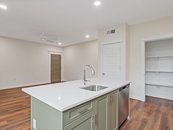 3rd image of 913 Greenway Ct APT 8