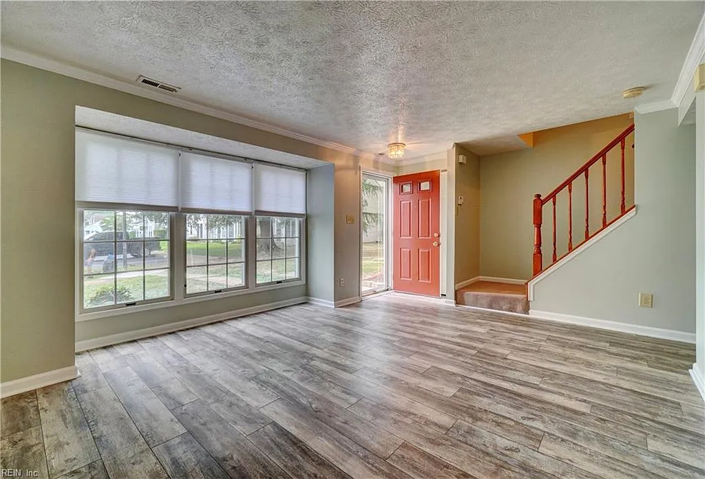 3 bed, 2.5 bath, 1289 sqft, $2,100 — Photo 3