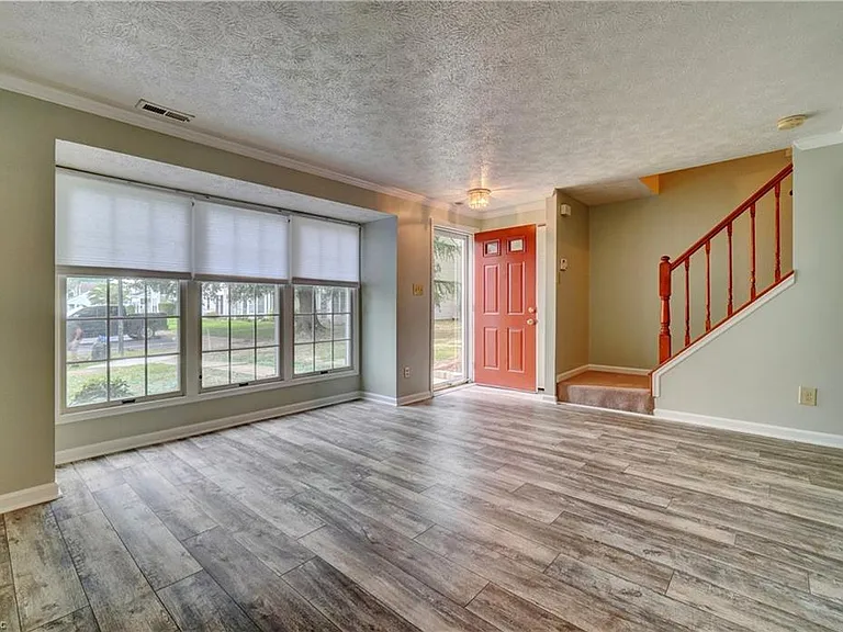 122 Sterling Ct — Photo 3