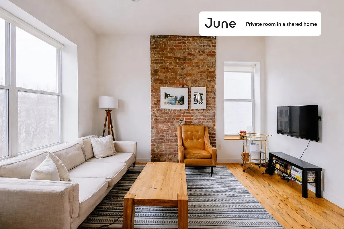 Queen bedroom in 5 bed/2 bath home in Prospect Lefferts Gardens #1842 B — Photo 2