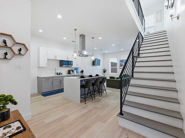 2406 Merlin St — Photo 15