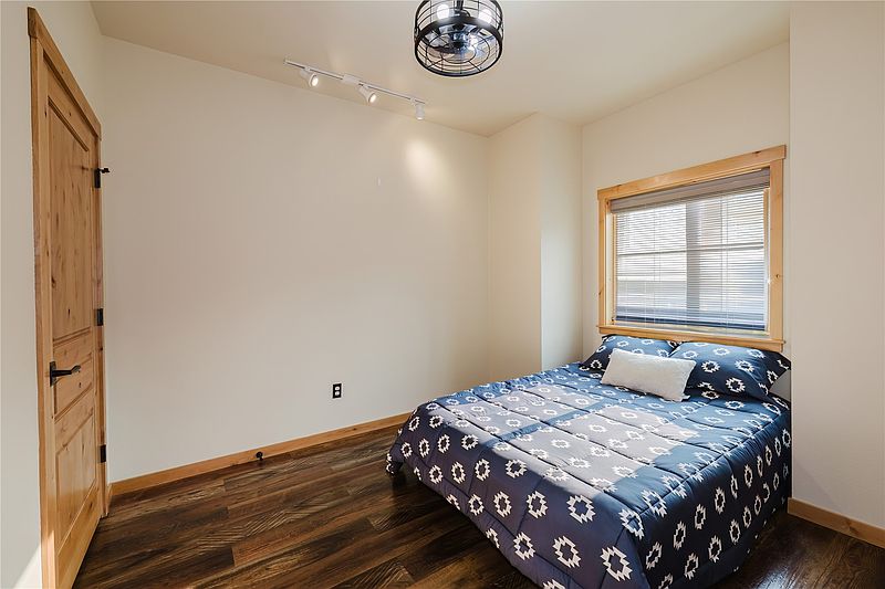 5th image of 6764 Takota Place NE