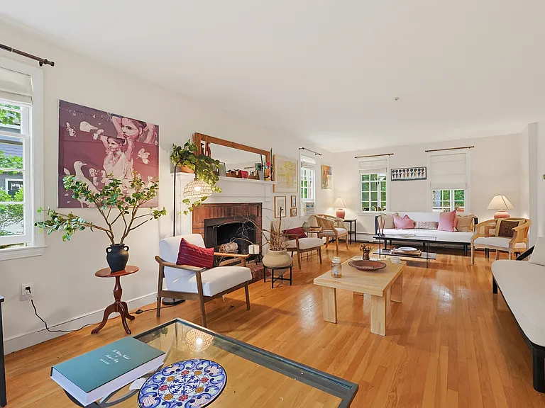 12 Carriage Dr — Photo 5