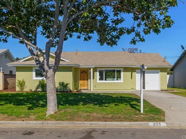 935 Swallow Dr, Vista, CA 92083