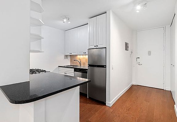 3rd image of 45 W 67th St APT 10D