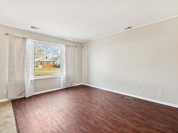 3rd image of 21921 Blackstone Ave