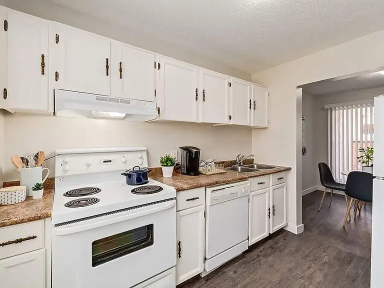 550 Rundlehorn Cir NE — Photo 56