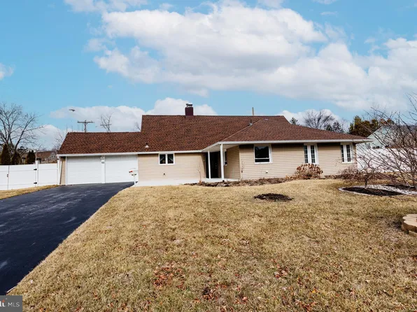 68 Forsythia Dr S, Levittown, PA 19056