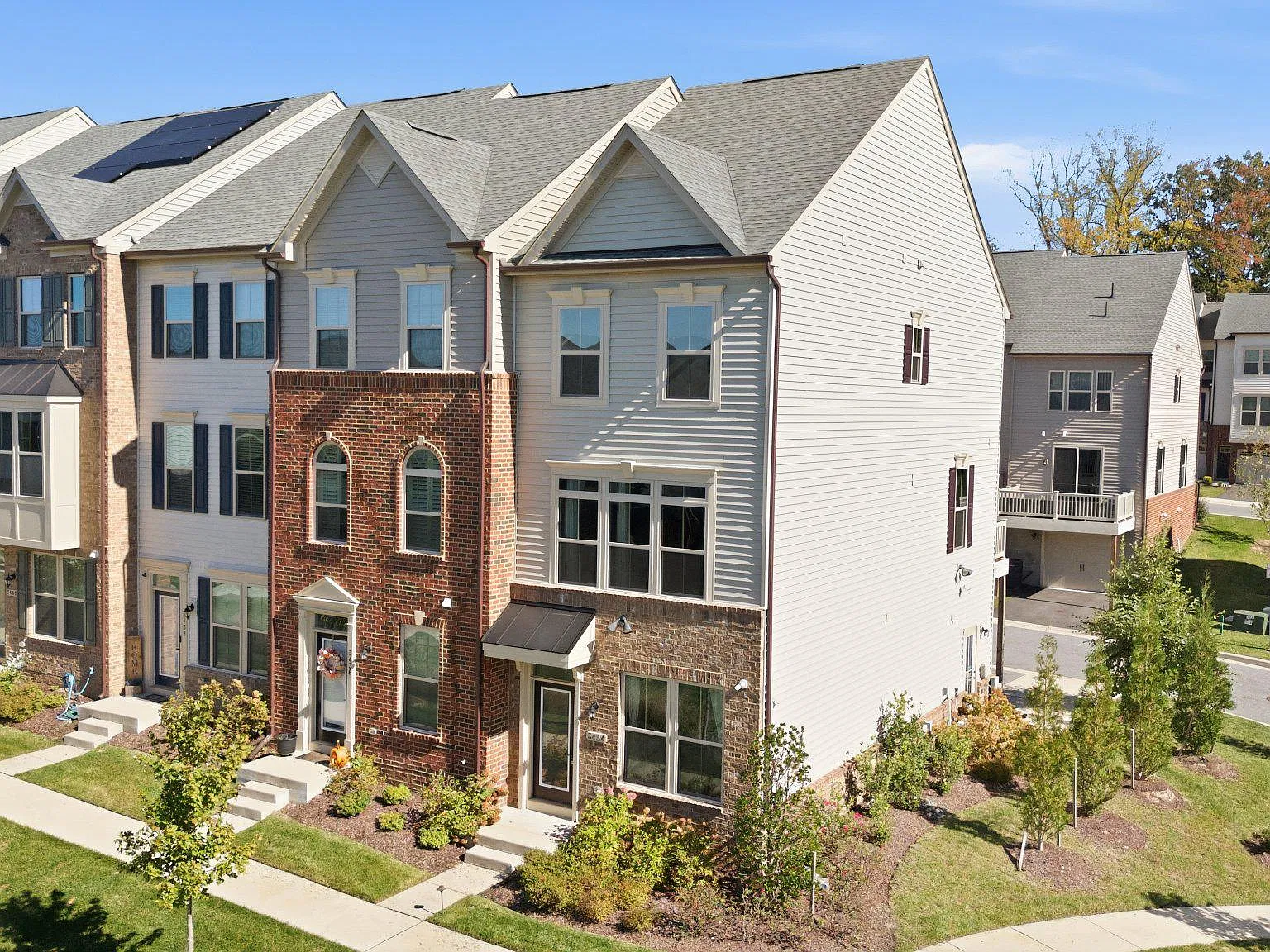 3 bed, 3.5 bath, 1600 sqft, $3,000 — Photo 3