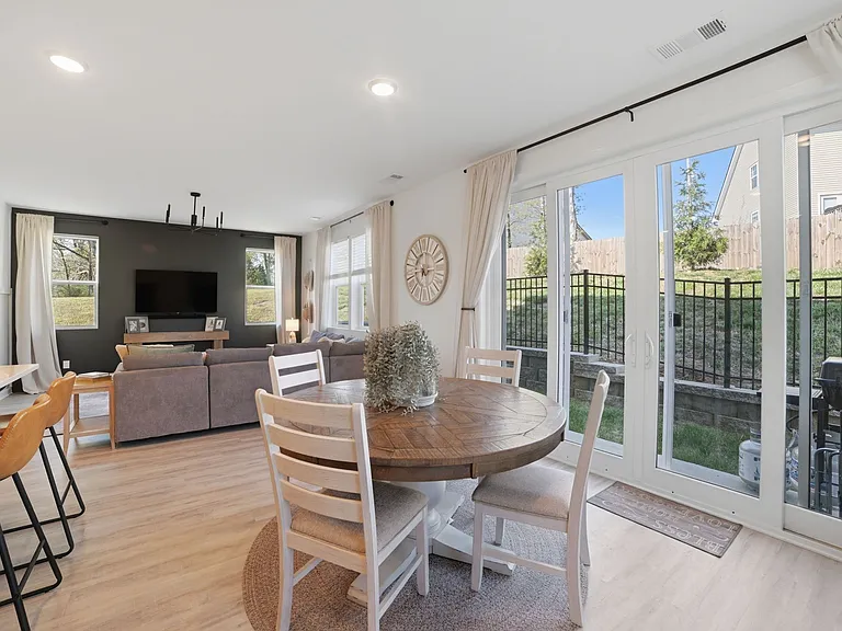 121 Timber Crest Trl — Photo 2
