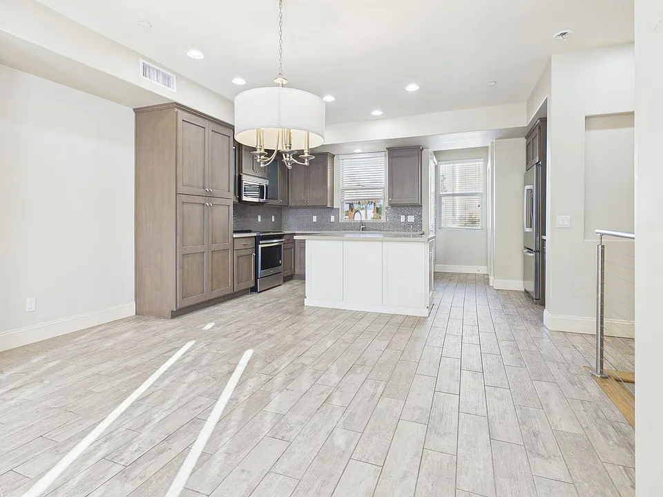 4816 N Woodmere Fairway #1005