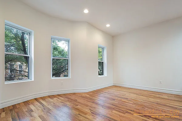 Rented by aptsandlofts.com | media 2