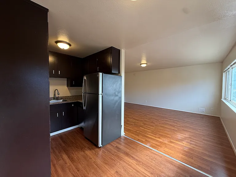 734 E 20th St #7 — Photo 3