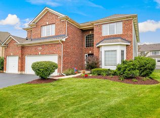 864 Chasewood Dr, South Elgin, IL 60177