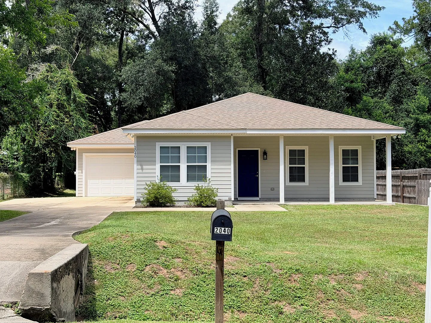 Like New 3BR/2BA Home Near Parks & Lake Jackson | Lawn Care Included — Photo 1