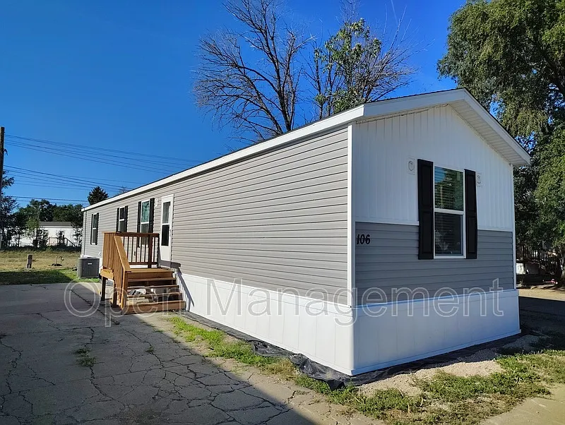 3 bed, 2.0 bath, 1120 sqft, $1,049 — Photo 3