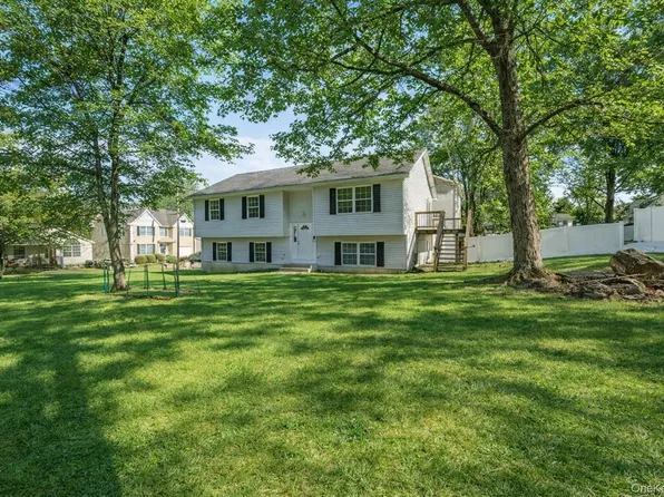 25 Clinton St, Middletown, NY 10940