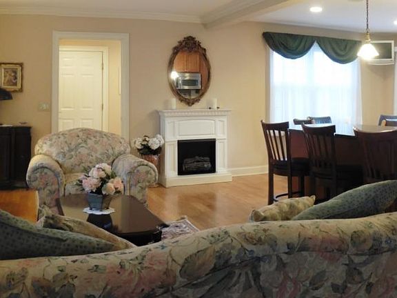 5th image of 35 Bunker Hill Cir