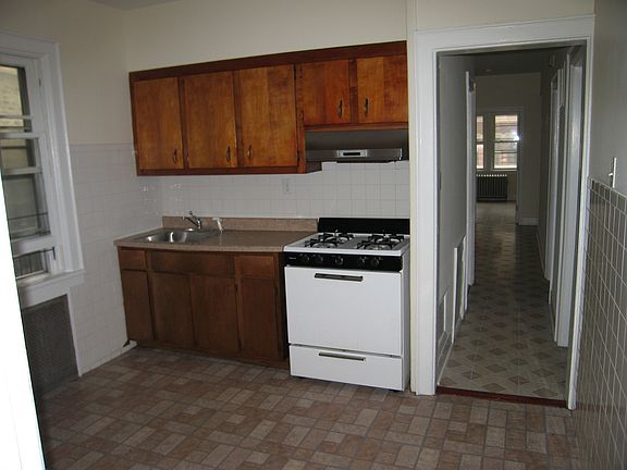 3rd image of 87 Saratoga Ave APT 2