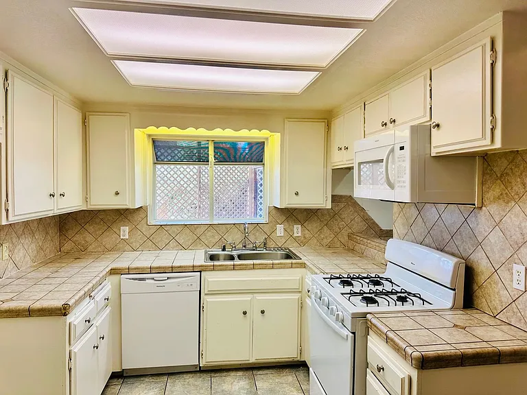 7578 Paisley Ave — Photo 15