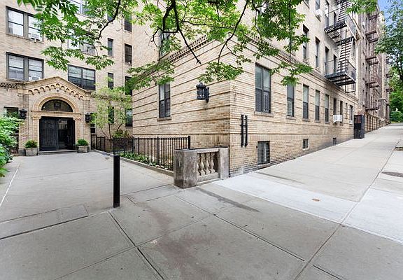 2nd image of 92 Pinehurst Ave APT 4H
