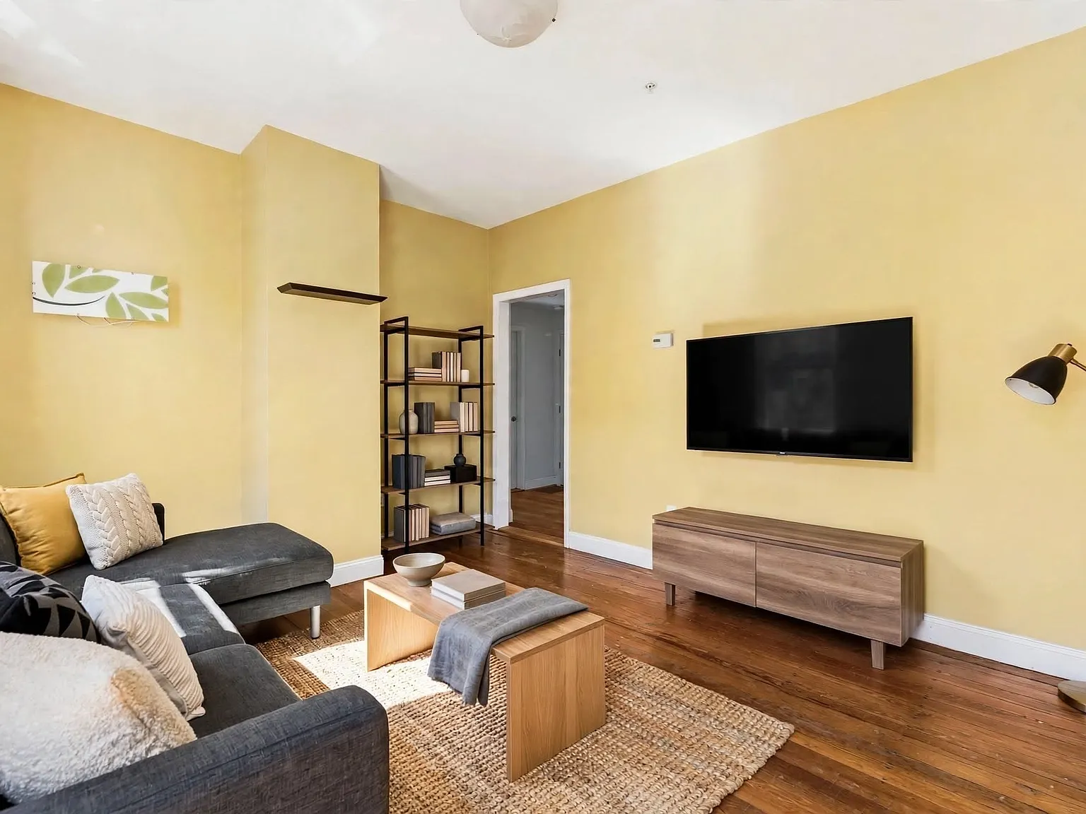 3 bed, 1.0 bath, 1003 sqft, $3,800 — Photo 3