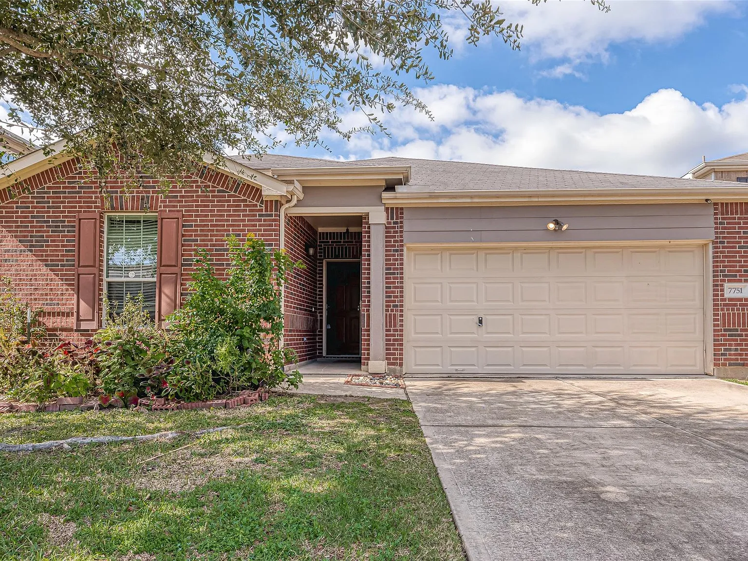 5 bed, 2.0 bath, 2498 sqft, $2,495 — Photo 4