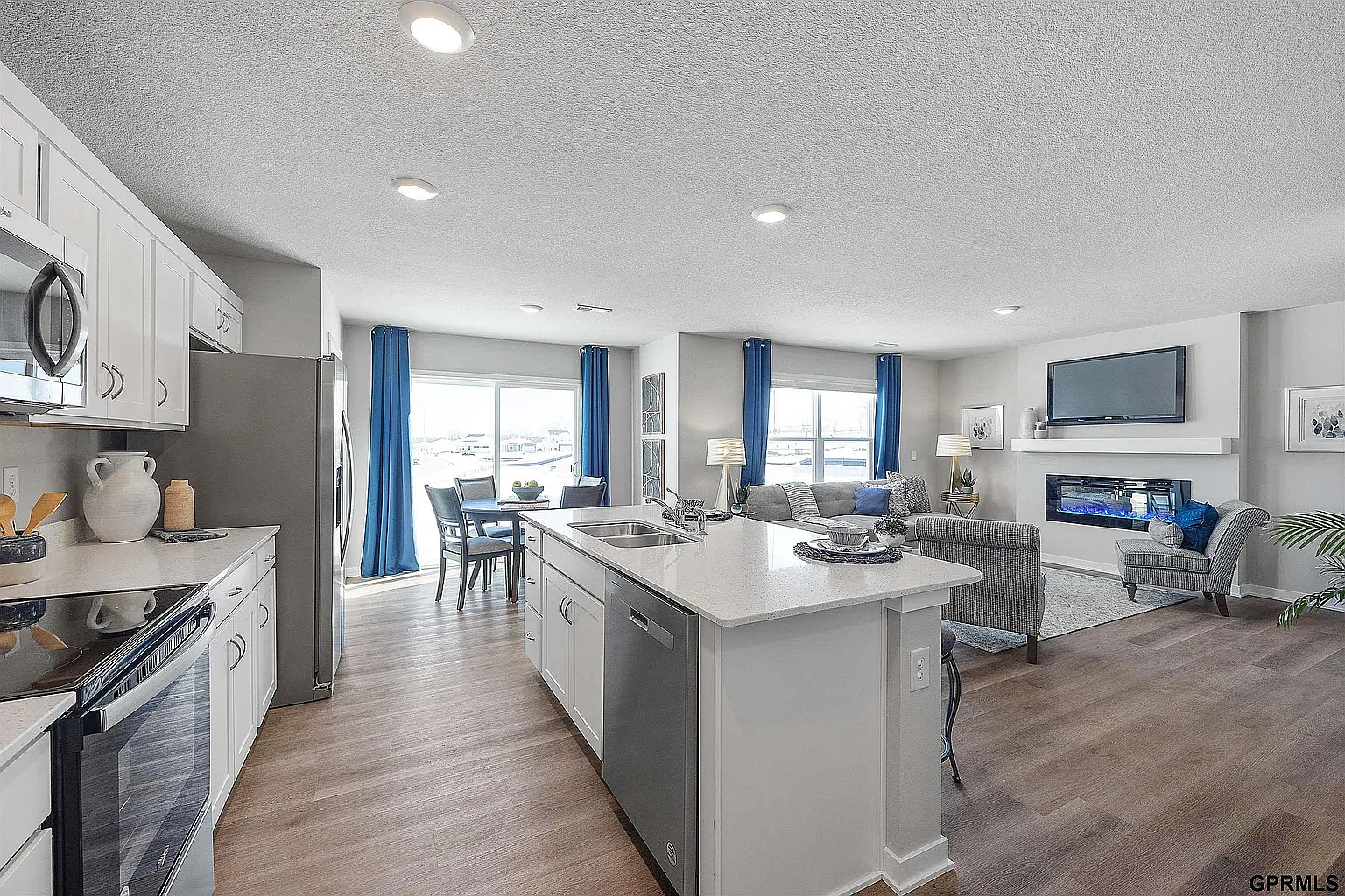 3 bed, 2.5 bath, 1511 sqft, $2,400 — Photo 3