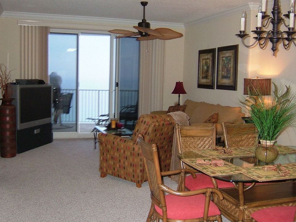 Living Room/Dining room / view of gulf