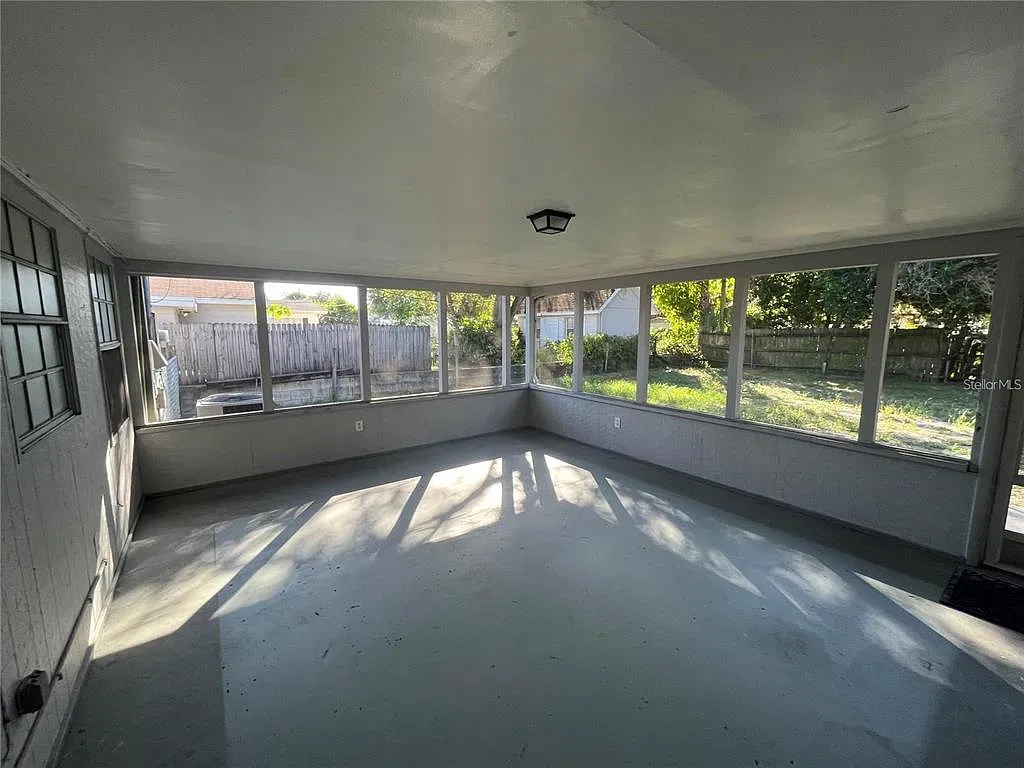 3 bed, 1.0 bath, 1339 sqft, $2,050 — Photo 2