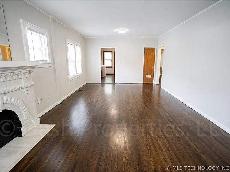 1119 S Florence Ave — Photo 8