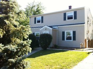 14 Horseshoe Ln, Levittown, NY 11756
