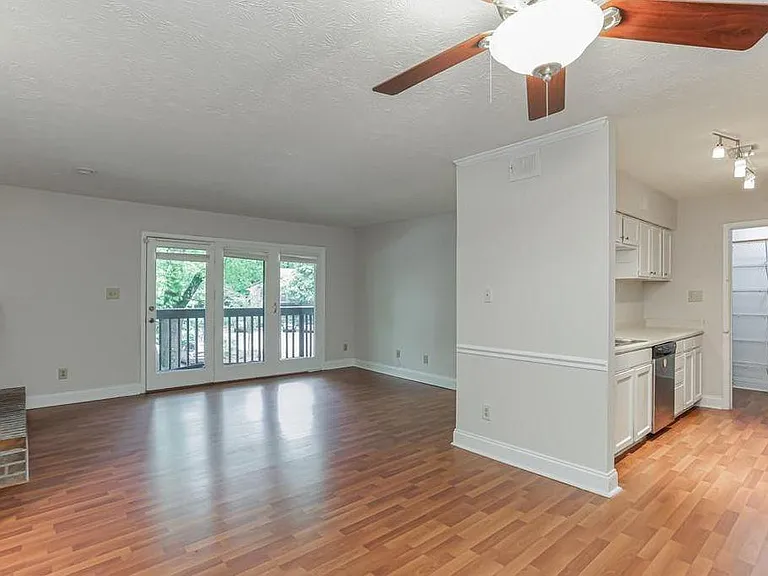 115 Tuxworth Cir — Photo 2