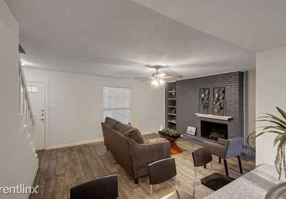 2909 51st - Living