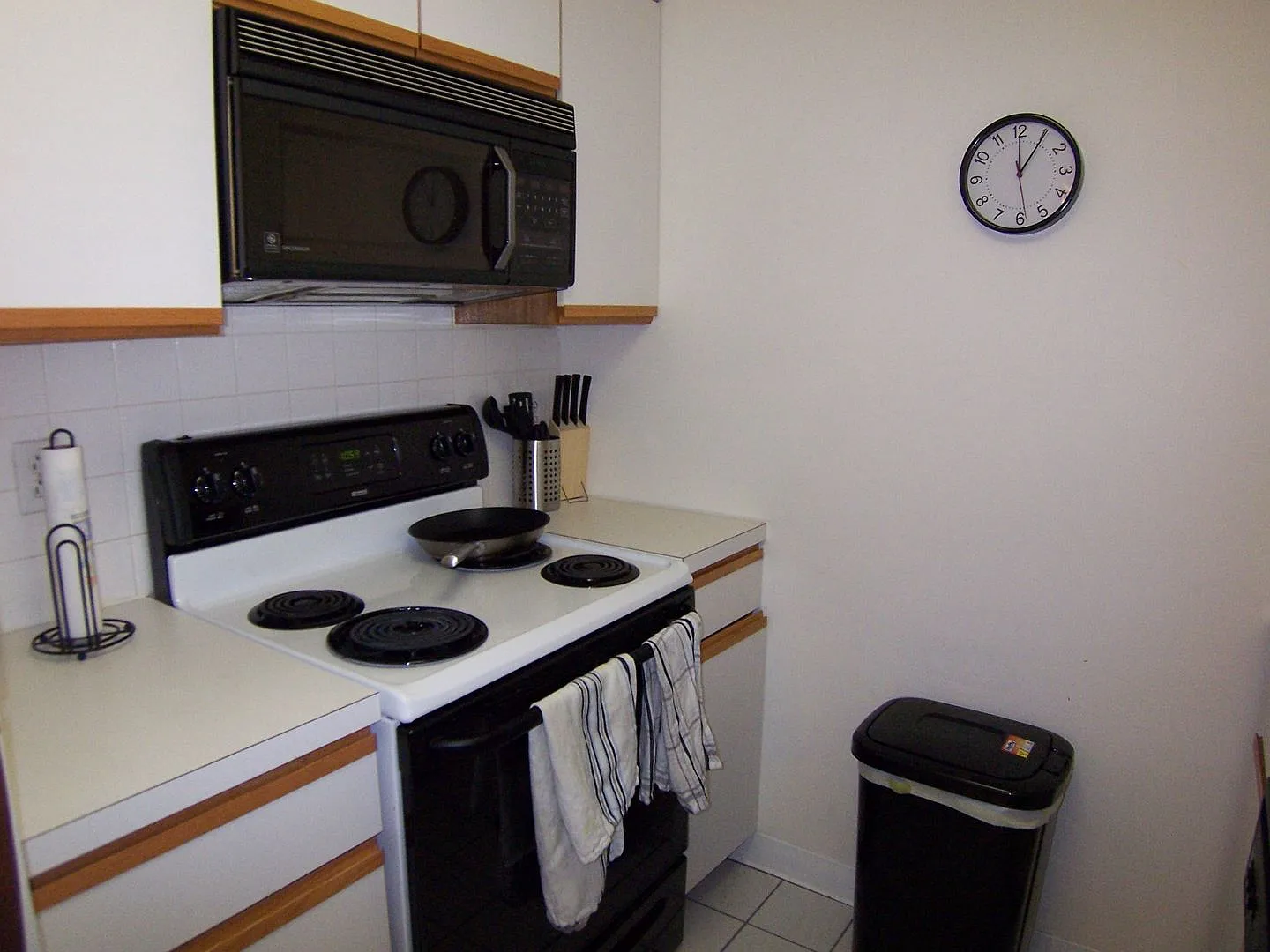 No Broker Fee!! A/C! Garage Parking Included! Laundry In-Unit!! — Photo 2