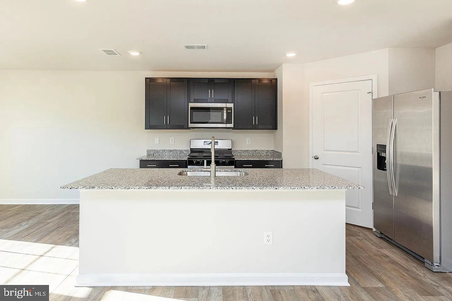 3 bed, 2.5 bath, 1665 sqft, $2,400 — Photo 2