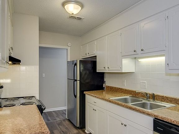 5th image of 221 Foxdale Dr