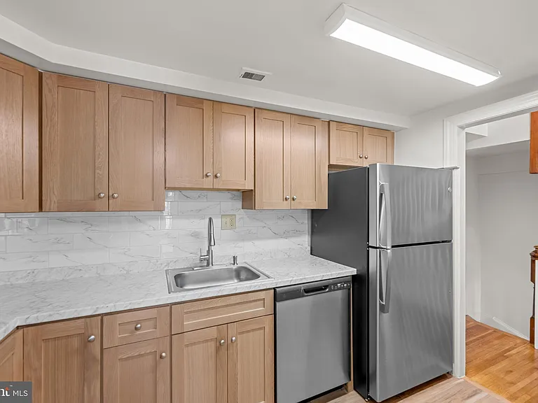 605 H St SW — Photo 16