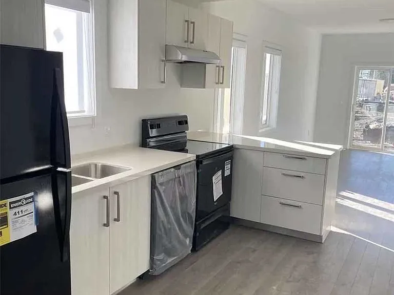 414 Alberta St — Photo 2