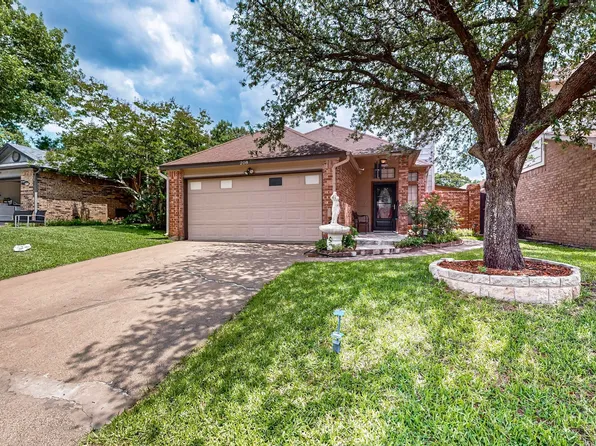 208 Lydia Cir, Irving, TX 75060