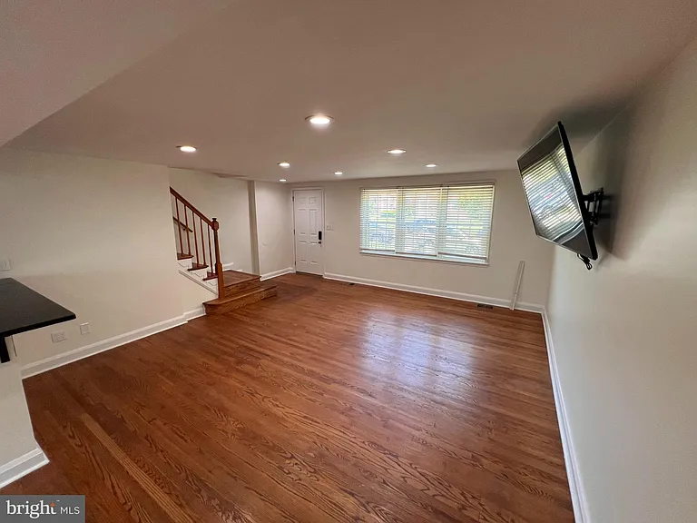 1583 Doxbury Rd — Photo 2