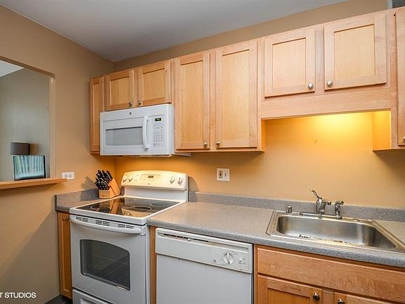 3rd image of 211 E Ohio St Unit 3