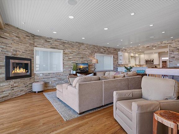 4th image of 340 Beach Dr