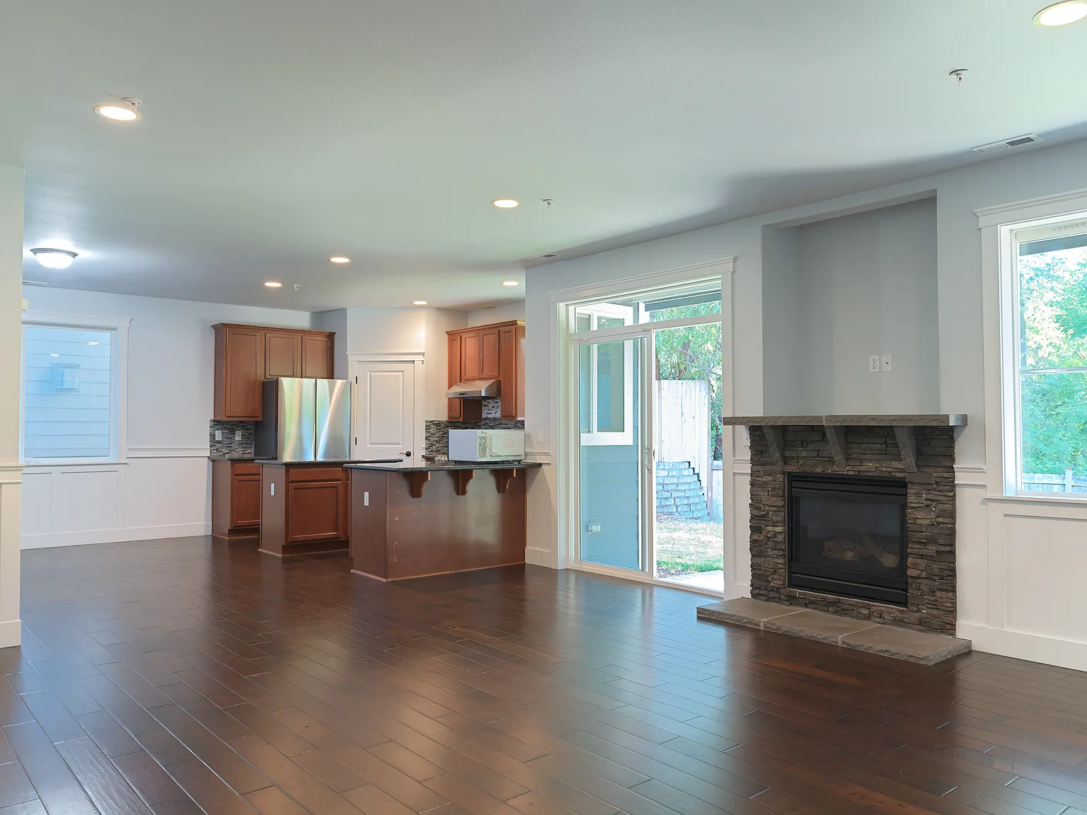 3 bed, 2.5 bath, 2160 sqft, $3,800 — Photo 4