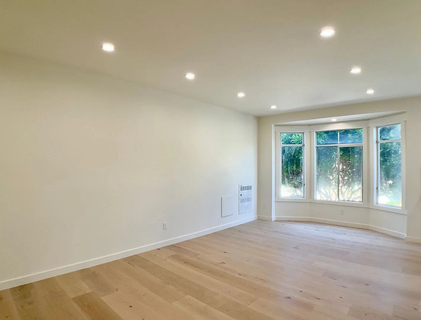 Remodeled 1/1. In-Unit W/D! Dishwasher! Roof Deck! Bay Windows! — Photo 2